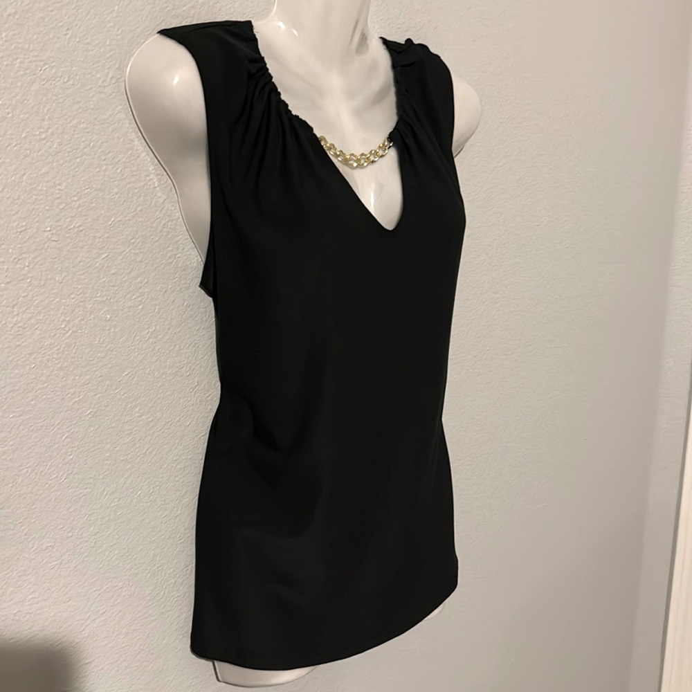 NWT Women’s Top w/gold chain detail